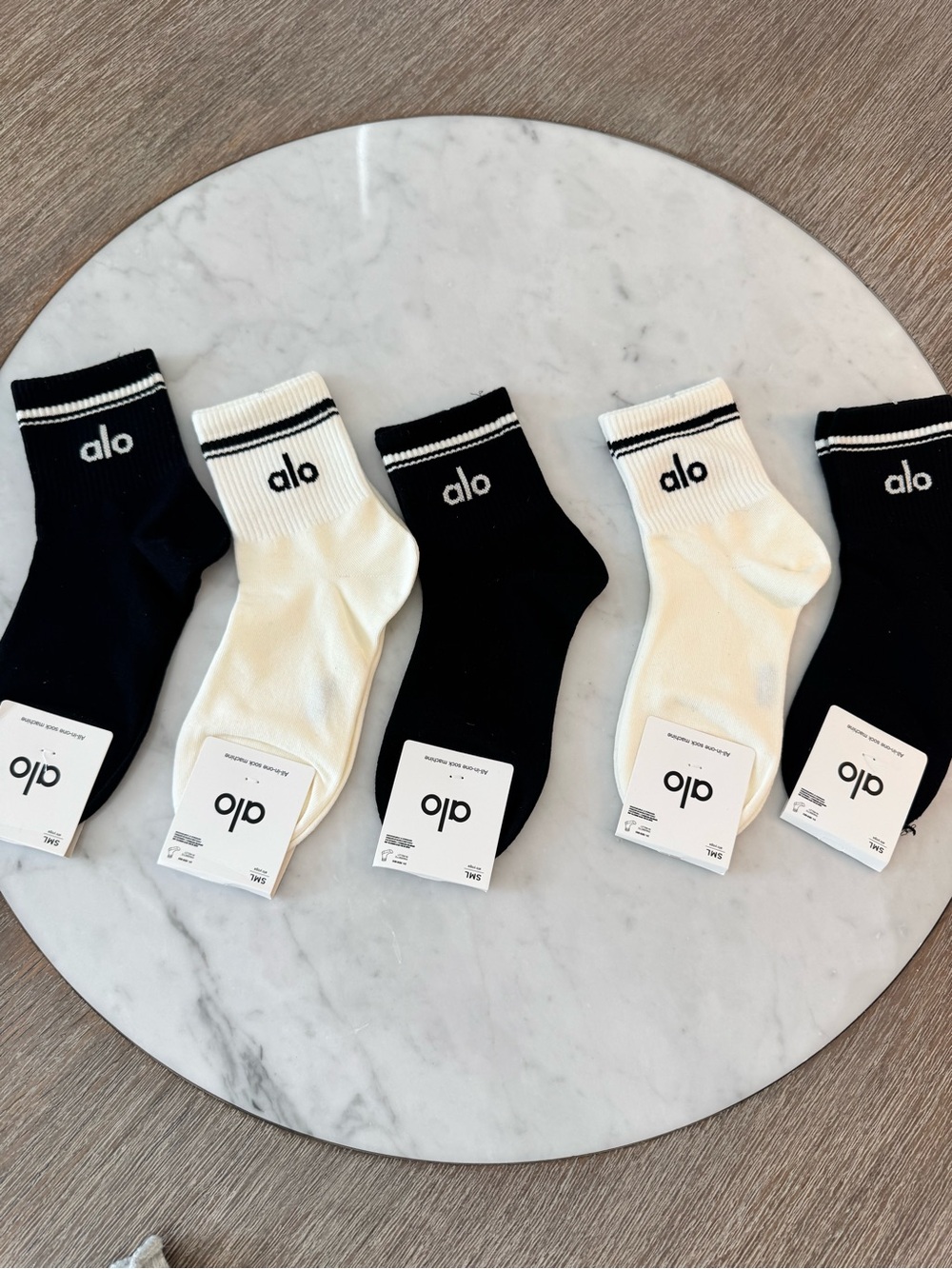 ALO Yoga Two-Tone Crew Socks β Black & White Pack 5 pair